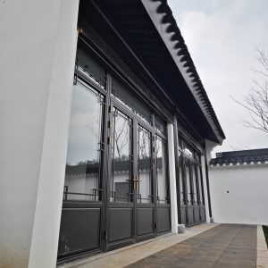 断桥铝中式仿古门窗安装效果图
