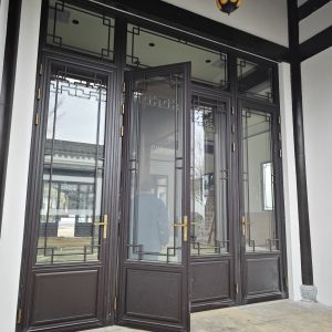 断桥铝中式仿古门窗安装效果图