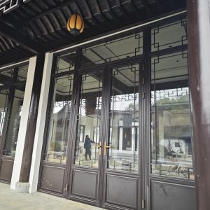 断桥铝中式仿古门窗安装效果图