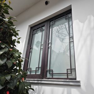 断桥铝中式仿古门窗安装效果图