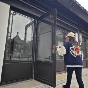 断桥铝中式仿古门窗安装效果图