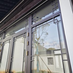 断桥铝中式仿古门窗安装效果图
