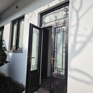 断桥铝中式仿古门窗安装效果图