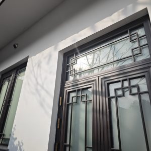 断桥铝中式仿古门窗安装效果图